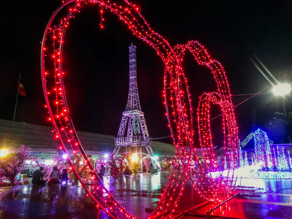 Ánh sáng điện tháp Eiffel về đêm